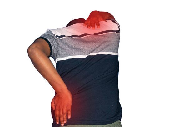Beyaz arka planda izole edilmiş sırt ağrısından acı çeken Hintli bir adamın arka görüntüsü. Tıbbi ve sağlık hizmeti kavramı - Fotoğraf, Görsel