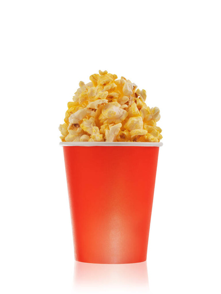 popcornia punaisessa paperimukissa, eristetty valkoisella pohjalla - Valokuva, kuva