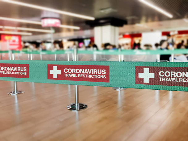 Vihreä nauha este lentokentän sisällä varoitus matkustusrajoituksista vuoksi maailmanlaajuinen leviäminen Coronavirus - Valokuva, kuva