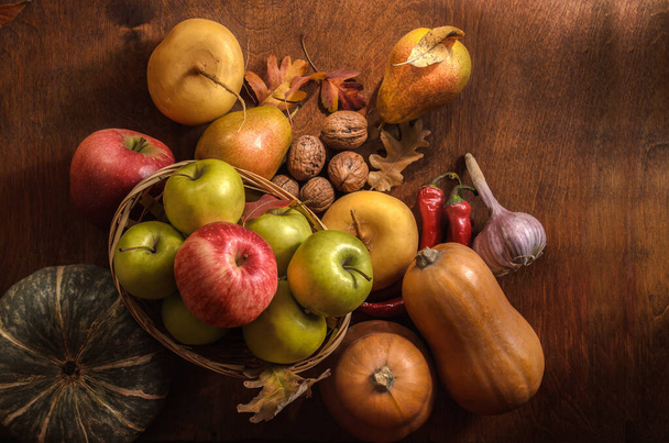Frutas y verduras sobre fondo de madera oscura en estilo rústico - Foto, imagen