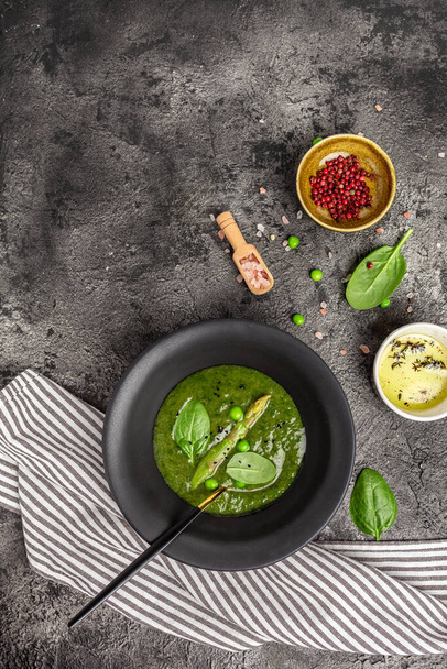 Homemade green asparagus cream soup. Clean eating, dieting, vegan, vegetarian, healthy food concept. - Valokuva, kuva