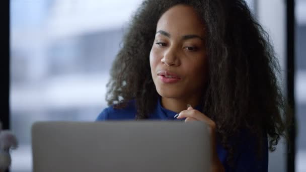 Gericht Afrikaans Amerikaans zakenvrouw zoeken laptop internet in thuiskantoor. - Video
