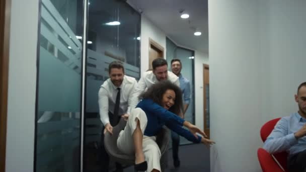 İş grubu yarış sandalyesi çeşitli ofis işyeri koridorlarında eğlenceli bir parti veriyor. - Video, Çekim