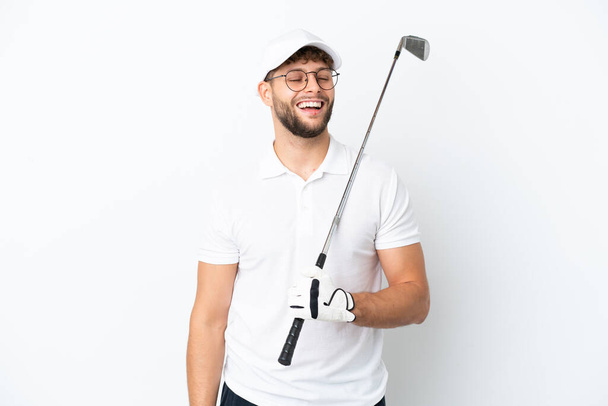 Guapo joven jugando al golf aislado sobre fondo blanco riendo - Foto, imagen