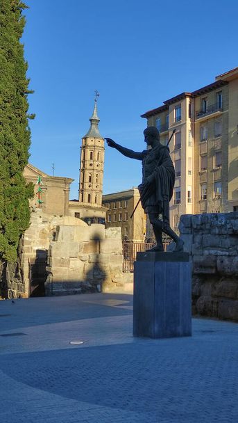 Monument voor César Augusto betreffende de schuine klokkentoren van de kerk van San Juan de los Panetes, Zaragoza, Spanje. - Foto, afbeelding