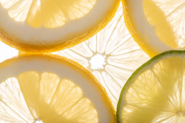 Verse sappige citrusvruchten op witte achtergrond, plat gelegd. - Foto, afbeelding