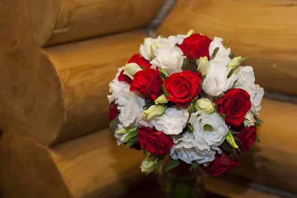 vackra bröllop bukett av röda rosor.  - 写真・画像