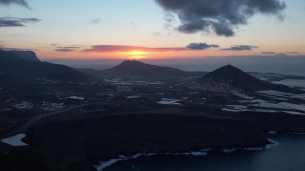 Majestuoso lapso de tiempo de 4K de puesta de sol entre las Islas Canarias. Pico del Teide al fondo. - Filmati, video