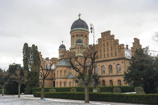 Église orthodoxe des Trois Saints sur le territoire de l'Université nationale de Tchernivtsi à Tchernivtsi, Ukraine - Photo, image