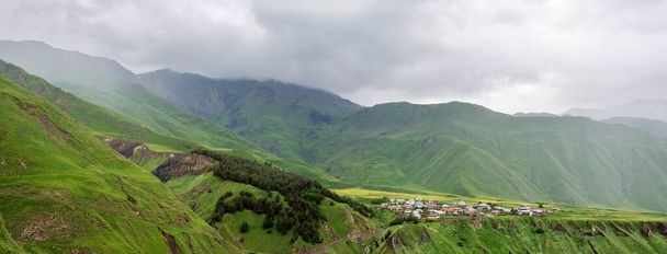 Picos e encostas das montanhas do Cáucaso na Geórgia
 - Foto, Imagem