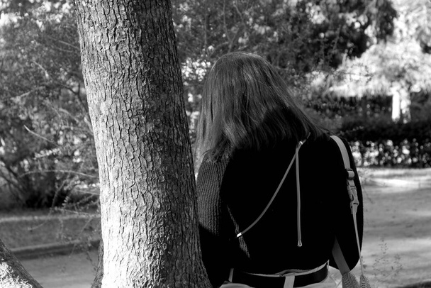 huomaavainen tyttö nojaa puuhun - Valokuva, kuva