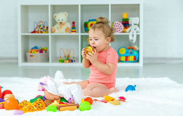 Baby spielt mit Spielzeug in ihrem Zimmer. Selektiver Fokus. Kind. - Foto, Bild