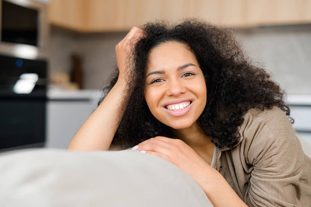 Headshot van mooie glimlachende serene Afro-Amerikaanse jonge vrouw - Foto, afbeelding