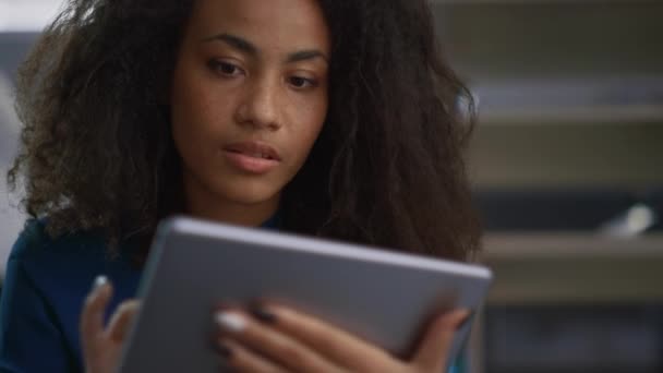 Atrakcyjna bizneswoman surfing web za pomocą tabletu cyfrowego w odległym miejscu pracy. - Materiał filmowy, wideo