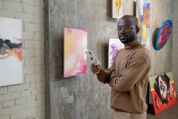 Африканский мужчина в картинной галерее - Фото, изображение
