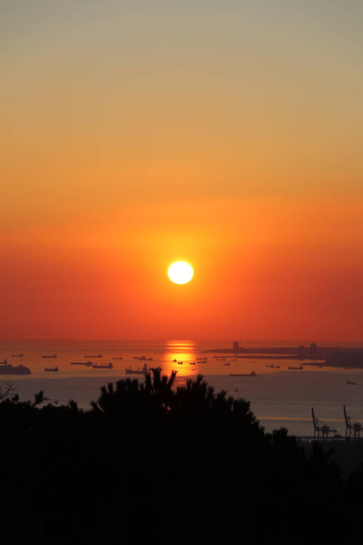 Sonnenuntergang in Istanbul. Blick vom Fernsehturm Chamlydzha auf den Bosporus. - Foto, Bild