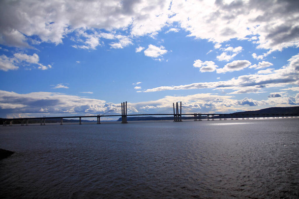 Foto drammatica del ponte del Governatore Cuomo con cielo blu e nuvole bianche sul fiume Hudson nello Stato di New York - Foto, immagini