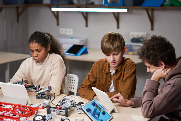 Teenagers projecting robots on computers - Φωτογραφία, εικόνα