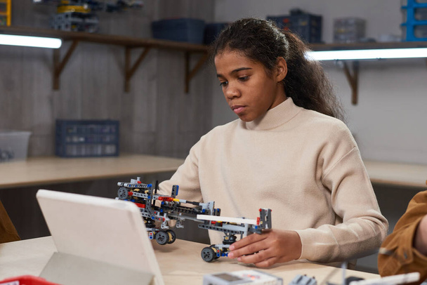 Lány csinál robot építész a tudományos leckét - Fotó, kép