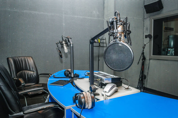 Microfoon in een radiostudio. - Foto, afbeelding