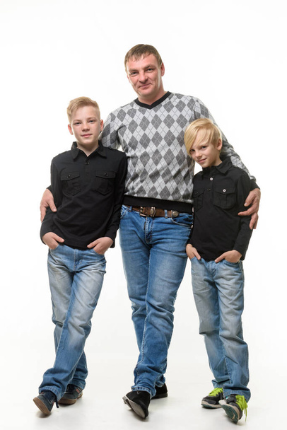 Ritratto a figura intera di padre e due figli in abiti casual, isolati su sfondo bianco - Foto, immagini