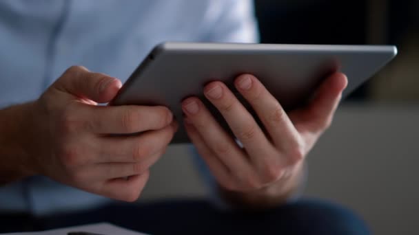 Hombre manos utilizando tableta almohadilla del ordenador. Empresario navegando por internet en la oficina. - Imágenes, Vídeo