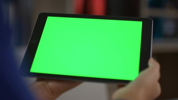 Afro-Amerikalı kadın elinde tablet dijital cihaz, merkez ofiste yeşil ekran. - Video, Çekim