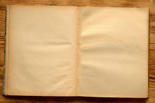 Un vecchio libro aperto, frantumato e ingiallito con pagine bianche. - Foto, immagini