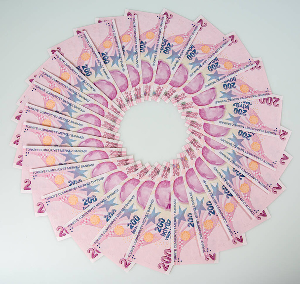 Het Turkse Lira-bankbiljet. 200 Turkse lire geïsoleerd op witte achtergrond - Foto, afbeelding