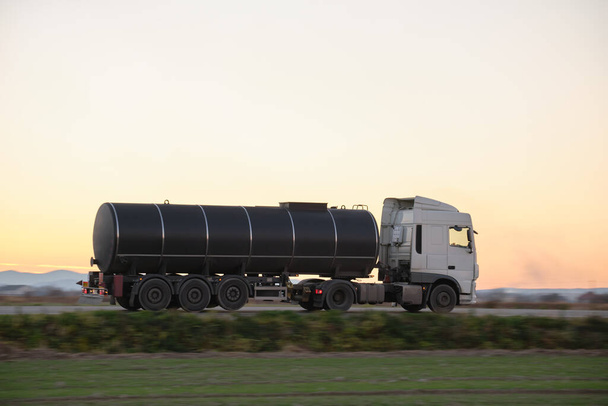 Benzínový nákladní vůz jedoucí po dálnici a převážející ropné produkty. Dodací dopravní a logistický koncept - Fotografie, Obrázek
