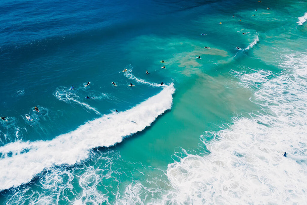 Surfistas en tabla de surf y olas en el océano. Vista aérea - Foto, imagen
