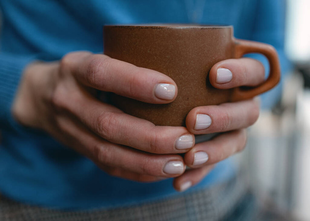 Hände einer Frau mit einer Tasse Kaffee im Café - Foto, Bild