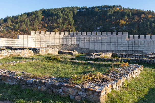 Руины средневекового укрепленного города Кракра возле города Перник периода Первой Болгарской империи, Болгария - Фото, изображение