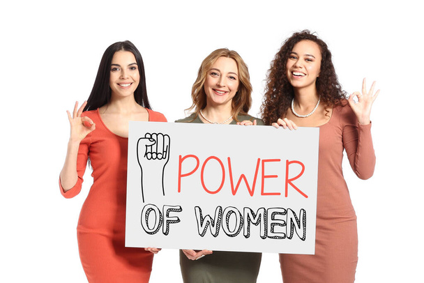 Krásné ženy drží plakát s textem POWER OF WOMEN na bílém pozadí. Mezinárodní oslava Dne žen - Fotografie, Obrázek