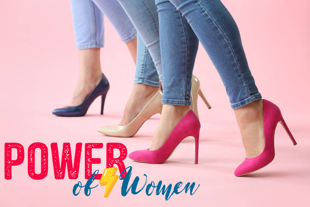 Samičí nohy na vysokých podpatcích a text POWER OF WOMEN na barevném pozadí. Mezinárodní oslava Dne žen - Fotografie, Obrázek