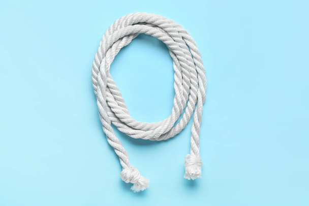 Sauberes Seil auf farbigem Hintergrund - Foto, Bild