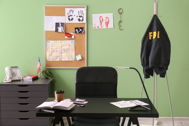 Intérieur du bureau de l'agent du FBI avec lieu de travail - Photo, image