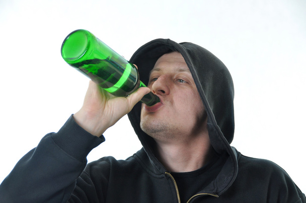 Jovem bebendo álcool isolado
 - Foto, Imagem