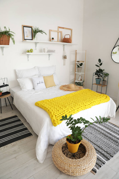 Elegante interior de dormitorio moderno con plantas de interior - Foto, imagen