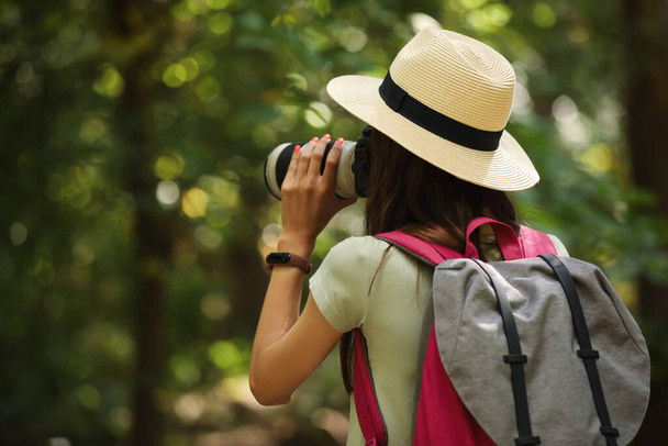 Žena turista s moderní fotoaparát v parku - Fotografie, Obrázek