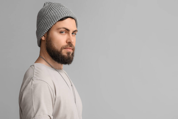 Stylish cool bearded man on grey background - Foto, Imagen
