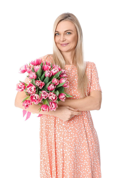 Mooie vrouw met boeket bloemen op witte achtergrond. Internationale Vrouwendag viering - Foto, afbeelding