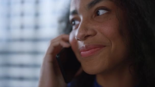 Sonriente mujer de negocios ceo llamando al teléfono celular hablando de negocios en la oficina de la ventana. - Imágenes, Vídeo