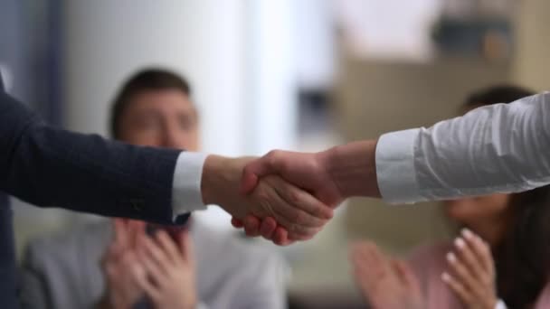 Ділові люди тремтять руками роблячи корпоративну угоду в сучасному конференц-офісі
. - Кадри, відео