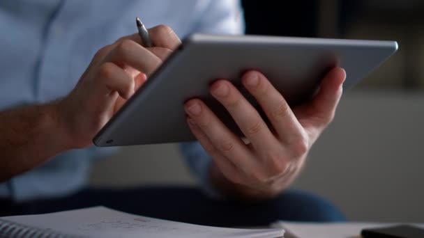 Business man research tablet analyzovat firemní data psaní poznámek v kanceláři. - Záběry, video