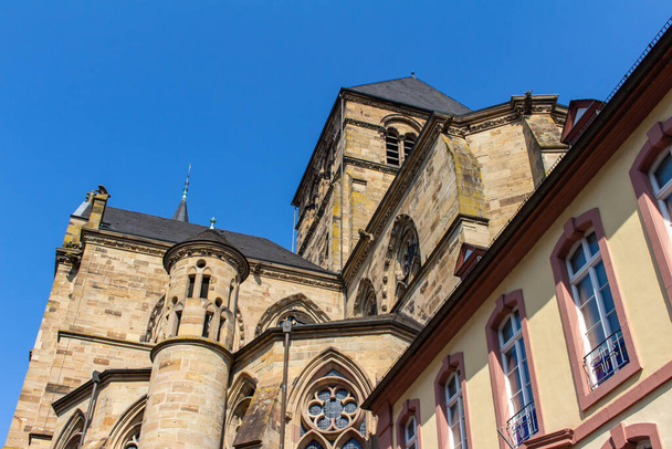 Tento snímek ukazuje exteriér gotické architektonické pohled na Liebfrauenkirche, také volal kostel Panny Marie, v Trier, Německo, který je označen jako světové dědictví. - Fotografie, Obrázek