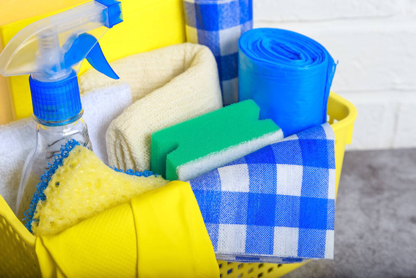 Household goods, goods for cleaning and housework. Supplies of sponges for washing, rags for the floor, wipes for dust, garbage bags, rubber gloves. The concept of cleanliness - Zdjęcie, obraz