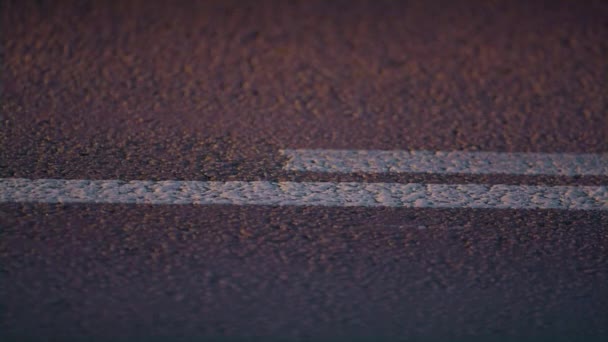 Road dubbele lijnen markering beginnen op asfalt snelweg close-up. Verkeersleiding. - Video
