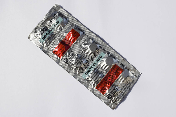Droxyl 500 mg geneesmiddel op witte achtergrond. Cefadroxil gebruikt als antibioticum voor symptomen zoals keelpijn, bateriale en virale infecties. of enige vorm van infectie in het lichaam - Foto, afbeelding