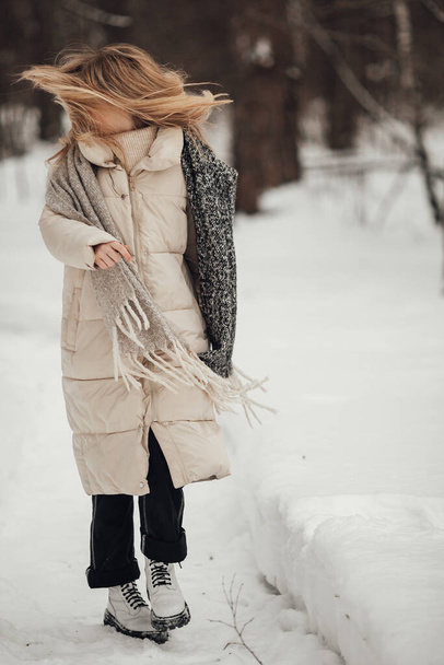 冬の森で遊んでる女の子。高品質の写真 - 写真・画像